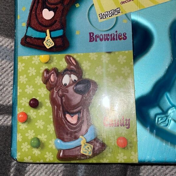 Wilton Cartoon Network Scooby-Doo Mini Treats Pan Baking and Candy Cake Molds Je - Picture 3 of 9
